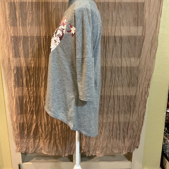 Weavers gray high low shirt. Size M - Picture 6 of 9